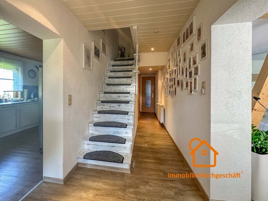 Heller Flur mit Treppe Einfamilienhaus Neuhaus am Rennweg