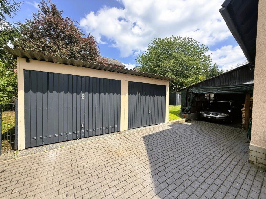 Garagenansicht mit Auto Einfamilienhaus Steinbach am Wald