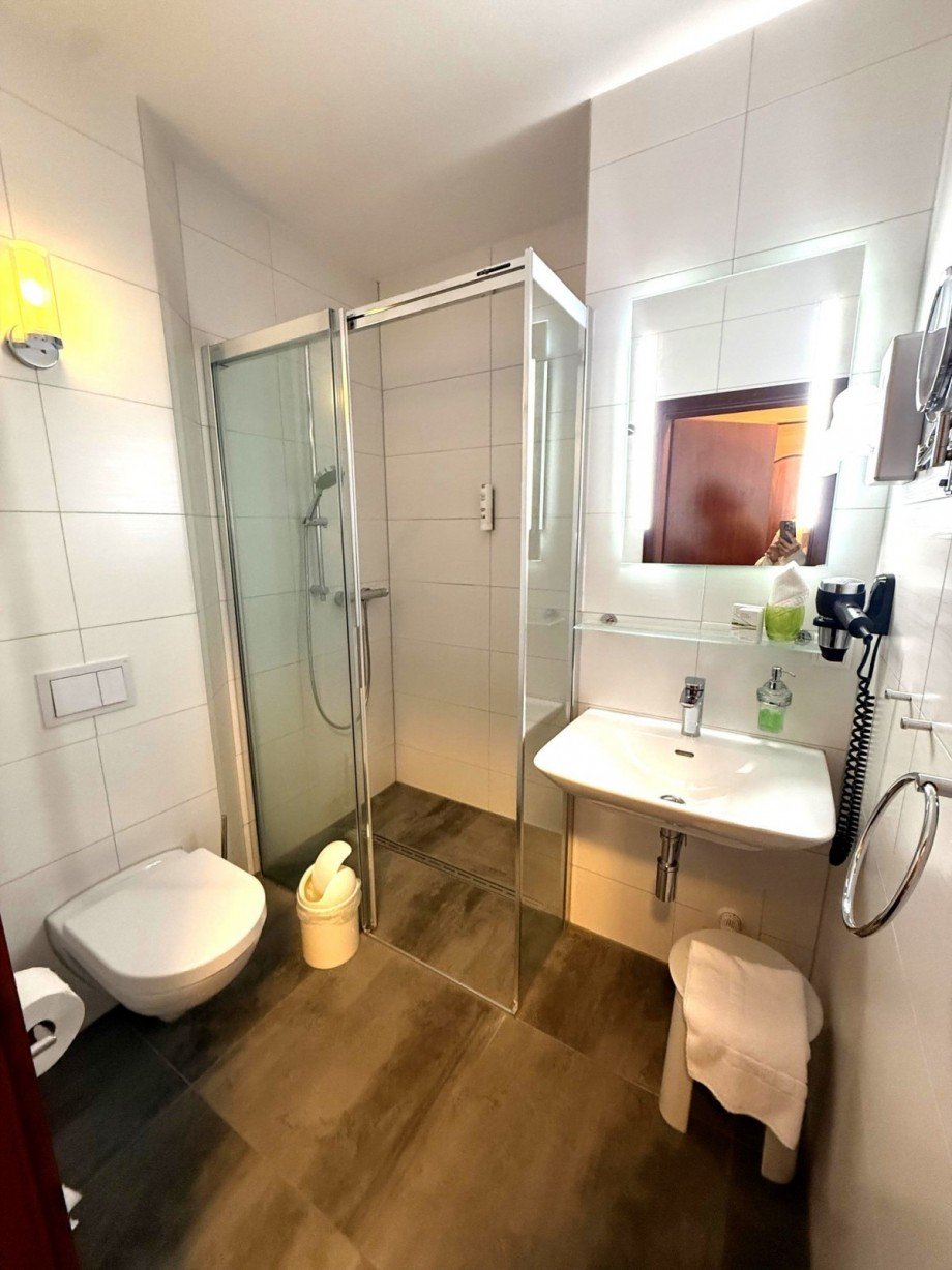 Modernes Badezimmer Freizeitimmobilie Neuhaus am Rennweg