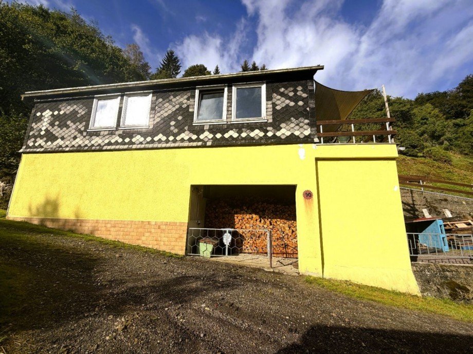 Gelbes Haus mit Holzstapel Mehrfamilienhaus Katzh�tte