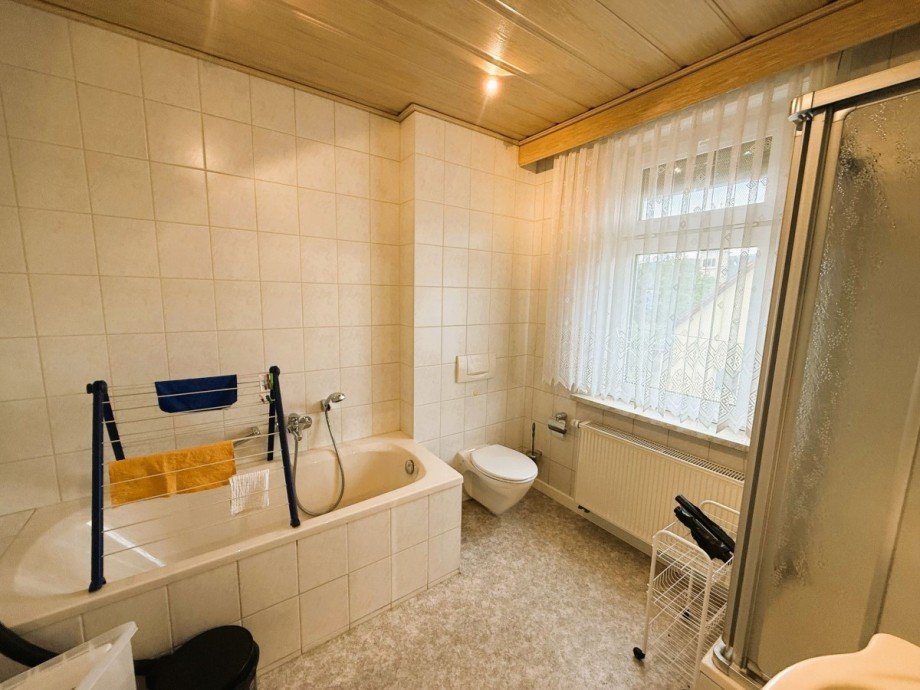 Helles Badezimmer mit Wanne Mehrfamilienhaus Ilmenau