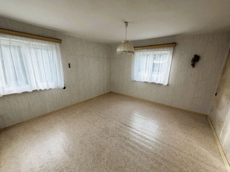 Leerer Raum mit Fenstern Mehrfamilienhaus Katzh�tte