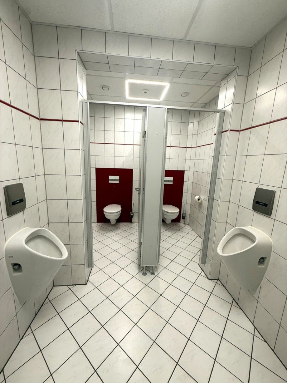 Moderne �ffentliche Toilette Freizeitimmobilie Neuhaus am Rennweg