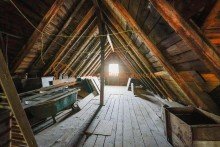 Dachboden mit Holzbalken Historisches Anwesen mit Geschichte und Potenzial
