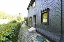 Hausfassade mit Gehweg gem�tliches Einfamilienhaus in idyllischer Lage mit gro�em Garten & Garagen zu verkaufen