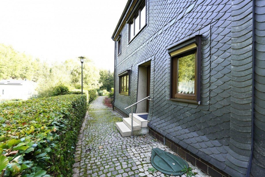 Hausfassade mit Gehweg Reihenendhaus Goldisthal