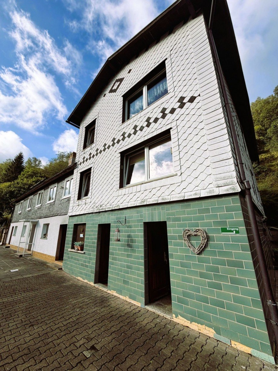 Hausfassade mit Herzdeko Mehrfamilienhaus Katzh�tte