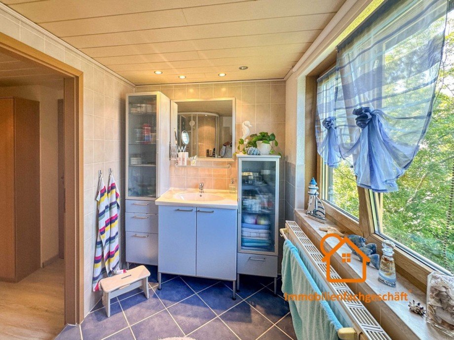 Helles G�ste-WC mit Fenster Einfamilienhaus Neuhaus am Rennweg