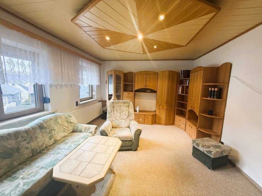 Wohnzimmer mit Holzdecke Mehrfamilienhaus Gro�breitenbach