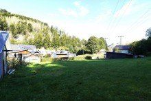 Dorfansicht mit Wiese gem�tliches Einfamilienhaus in idyllischer Lage mit gro�em Garten & Garagen zu verkaufen