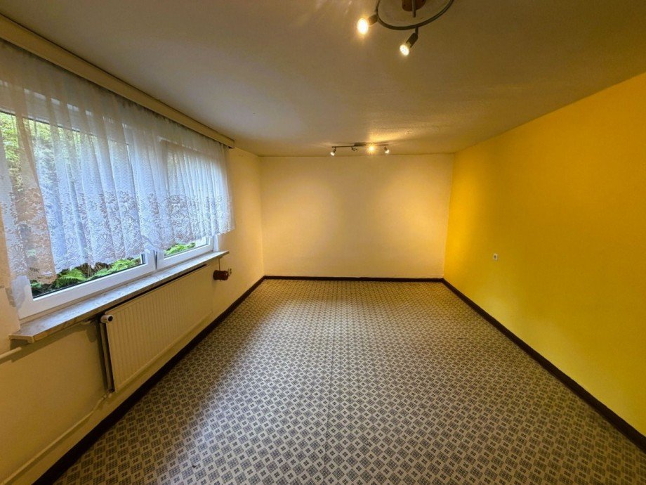 Helles Zimmer mit gelber Wand Mehrfamilienhaus Katzh�tte