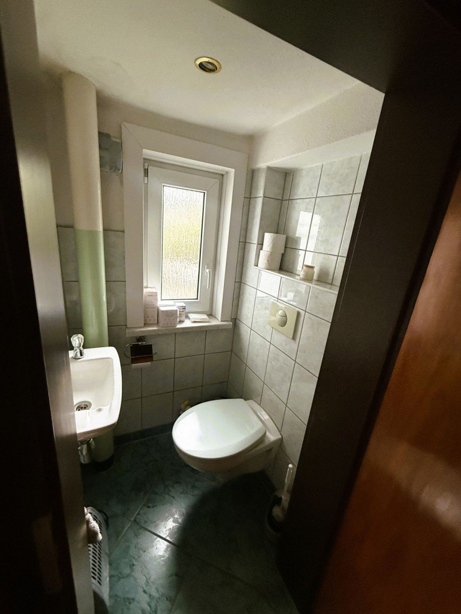 Kleines Badezimmer mit WC Mehrfamilienhaus Gro�breitenbach