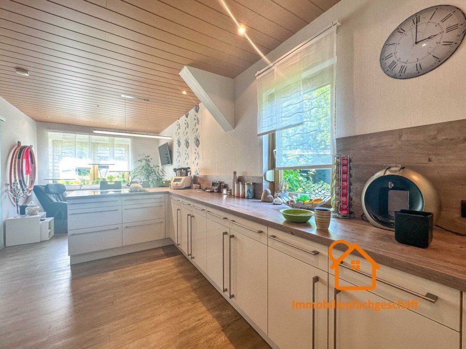 Moderne K�che mit Fenster Einfamilienhaus Neuhaus am Rennweg