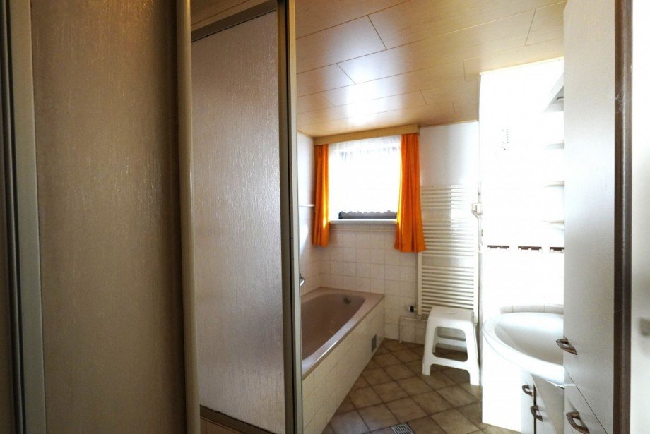 Helles Badezimmer mit Wanne Reihenendhaus Goldisthal