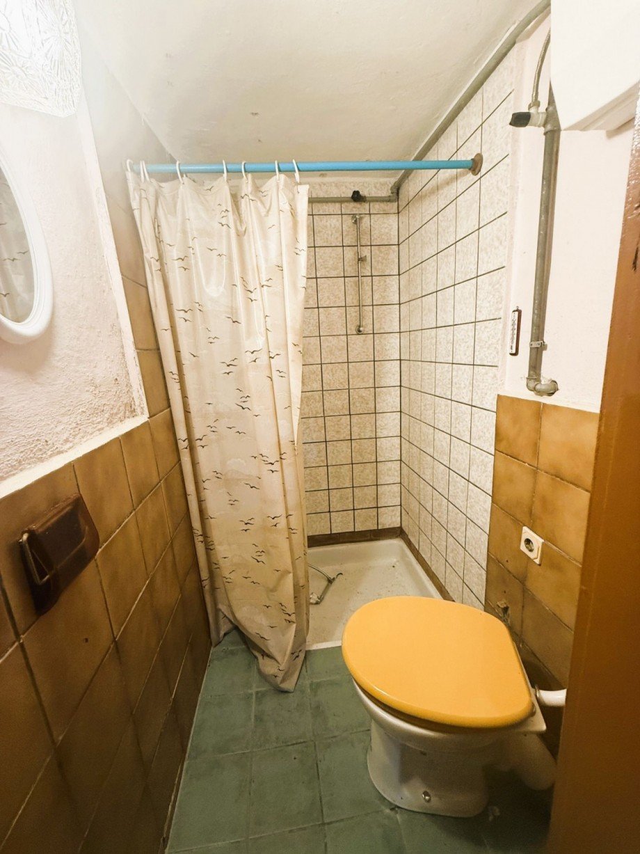 Kleines Badezimmer mit Dusche Reihenendhaus Gro�breitenbach
