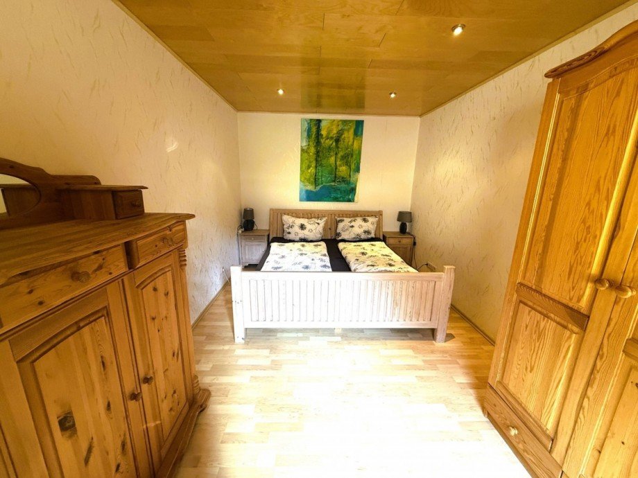 Schlafzimmer mit Holzm�beln Freizeitimmobilie Masserberg