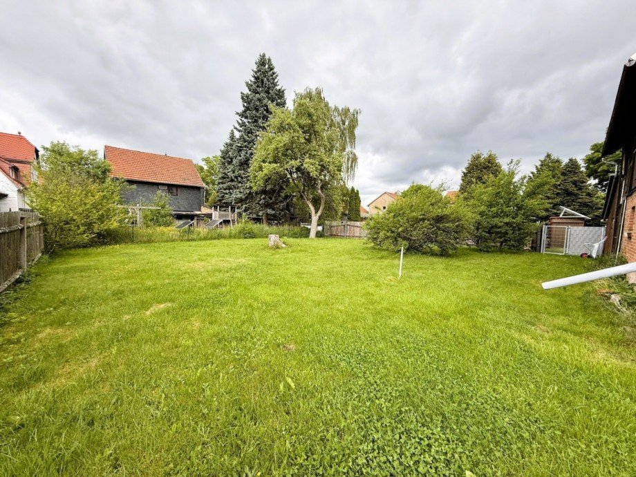 Gr�ner Garten mit B�umen Mehrfamilienhaus Ilmenau