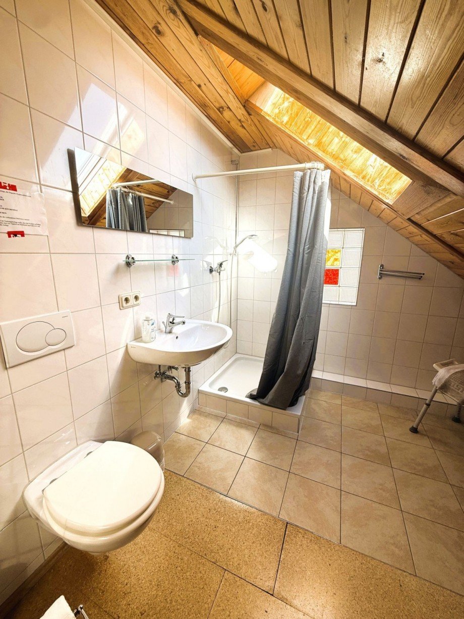 Helles Badezimmer mit Dusche Freizeitimmobilie Masserberg