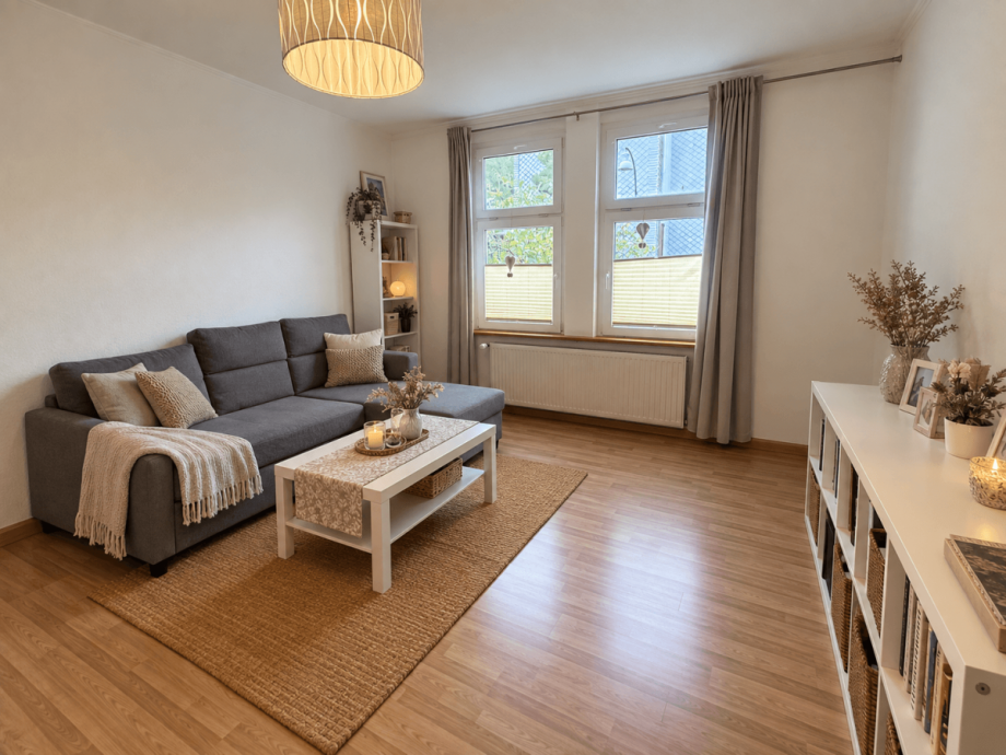 Helles Wohnzimmer mit Sofa Mehrfamilienhaus Ilmenau
