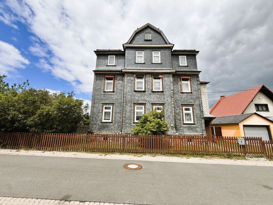 Gro�es graues Wohnhaus Mehrfamilienhaus Ilmenau