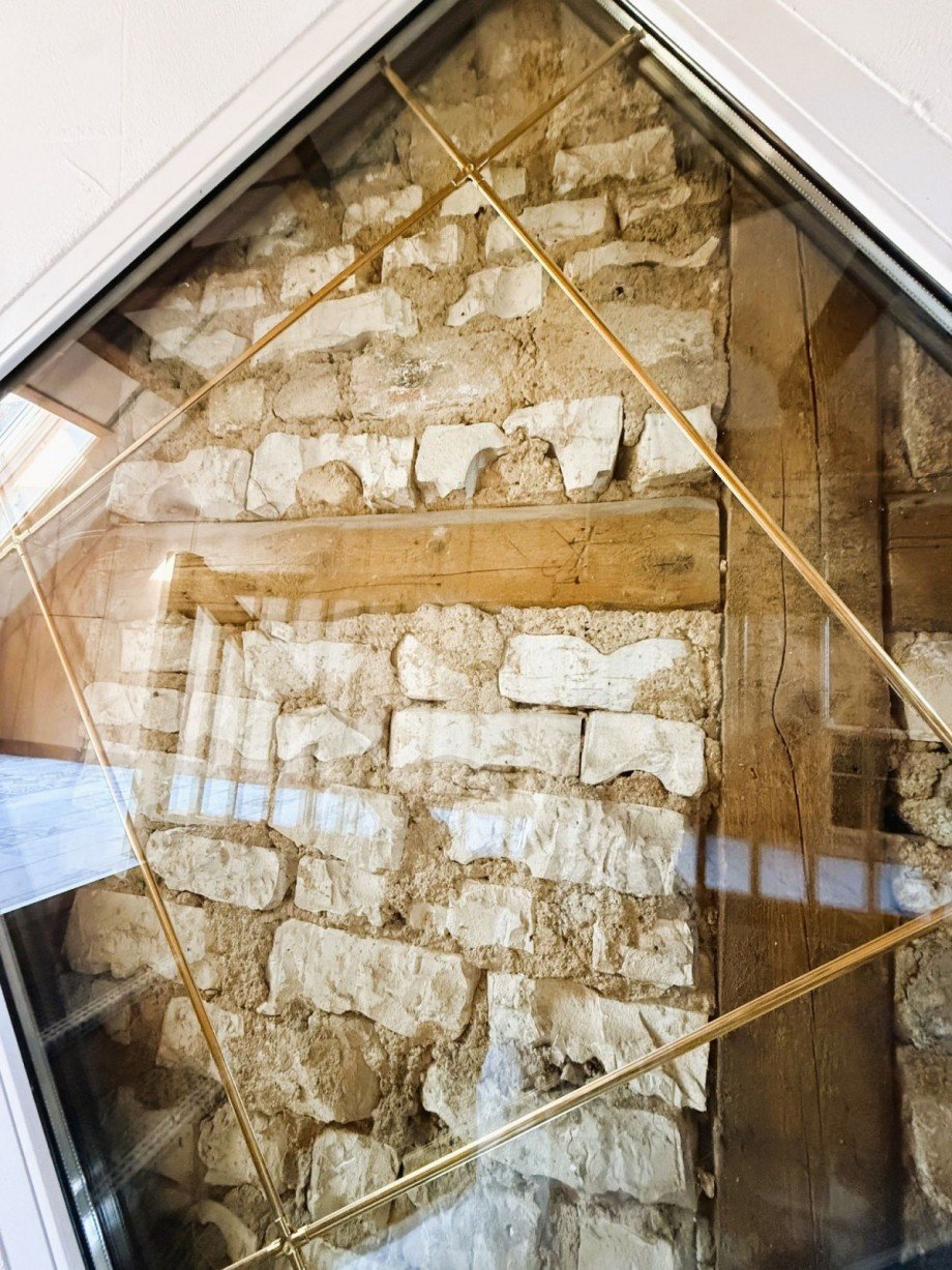 Steinwand hinter Glas Mehrfamilienhaus Neuhaus am Rennweg OT Limbach