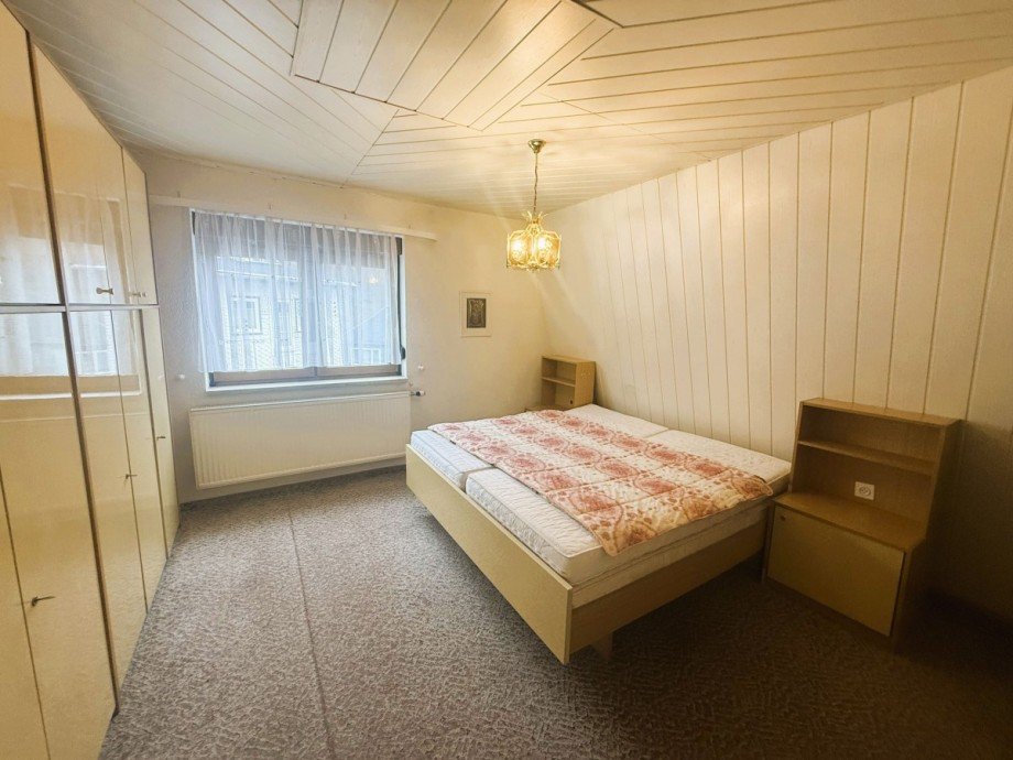 Helles Schlafzimmer mit Bett Mehrfamilienhaus Gro�breitenbach