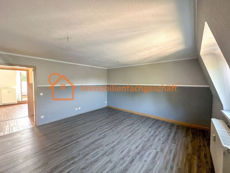 Wohnzimmer-Blick zum Flur Dachgeschosswohnung Ilmenau