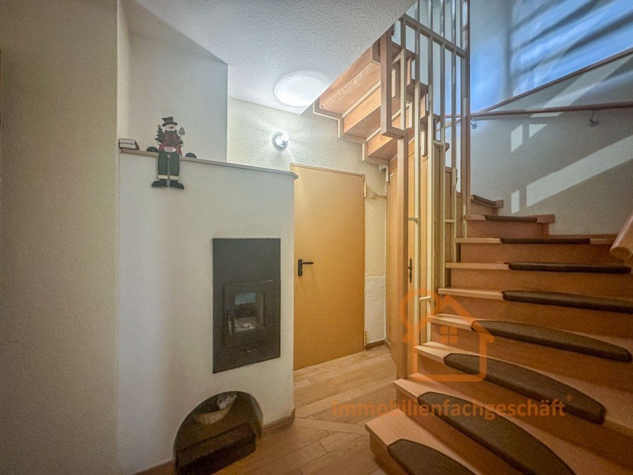 Flur mit Holztreppe Einfamilienhaus Elgersburg