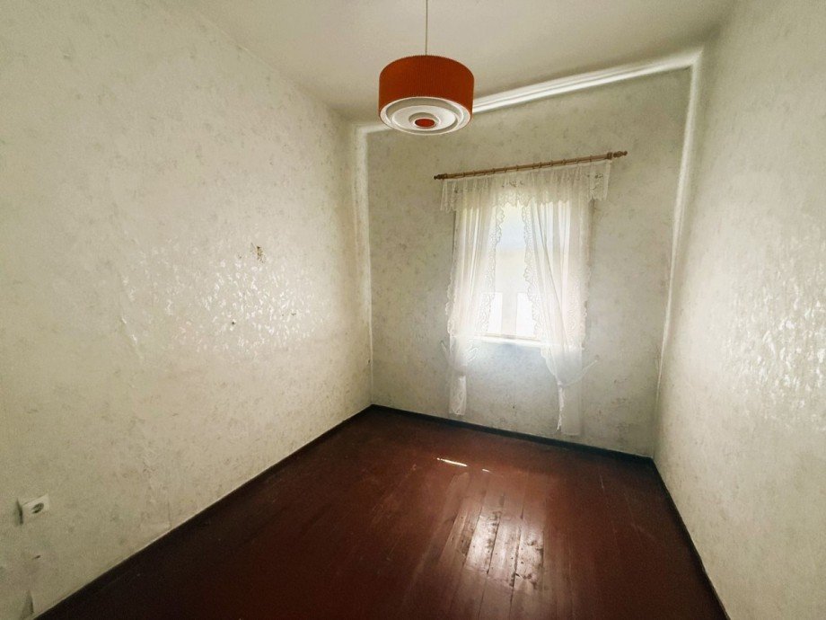 Leeres Zimmer mit Fenster Reihenendhaus Gro�breitenbach