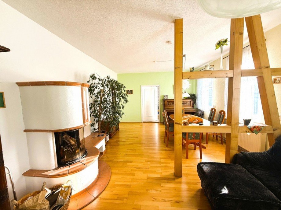 Wohnzimmer mit Kamin 1.OG Mehrfamilienhaus Ilmenau