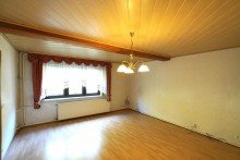 Leerer Raum mit Holzdecke gem�tliches Einfamilienhaus in idyllischer Lage mit gro�em Garten & Garagen zu verkaufen