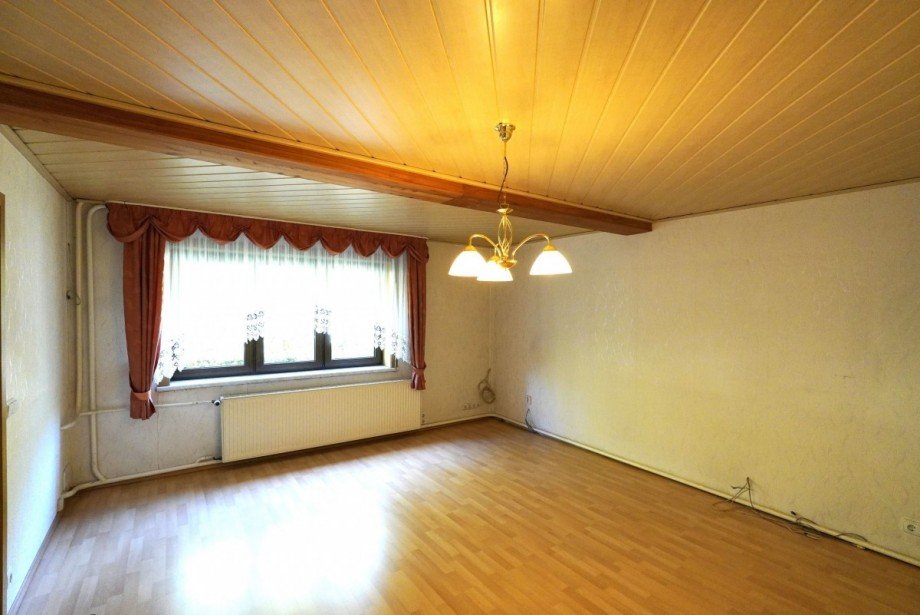 Leerer Raum mit Holzdecke Reihenendhaus Goldisthal