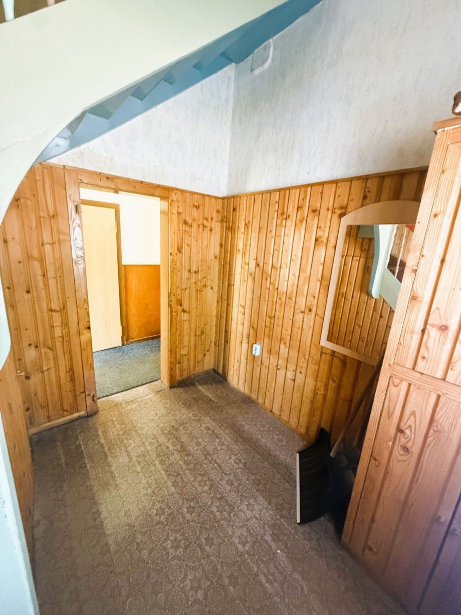 Flur mit Holzvert�felung Reihenendhaus Gro�breitenbach