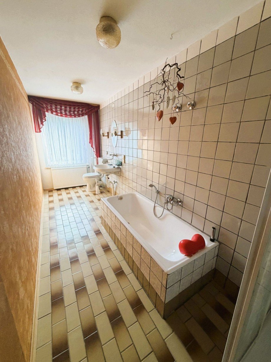 Bad mit Badewanne Mehrfamilienhaus Katzh�tte