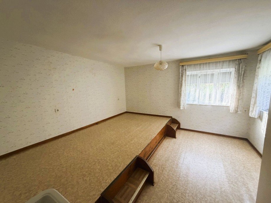 Leeres Zimmer mit Podest Mehrfamilienhaus Katzh�tte