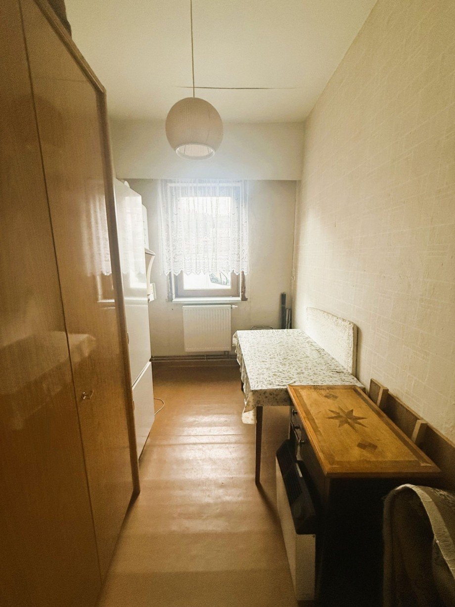 Schmaler Raum mit Fenster Mehrfamilienhaus Gro�breitenbach