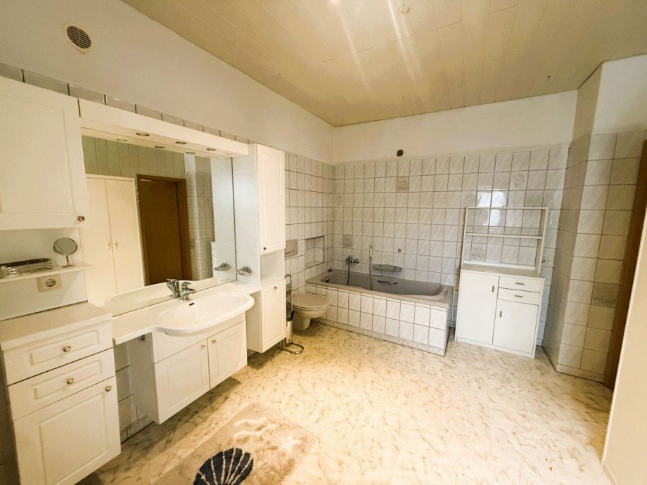 Helles Badezimmer mit Wanne Mehrfamilienhaus Gro�breitenbach