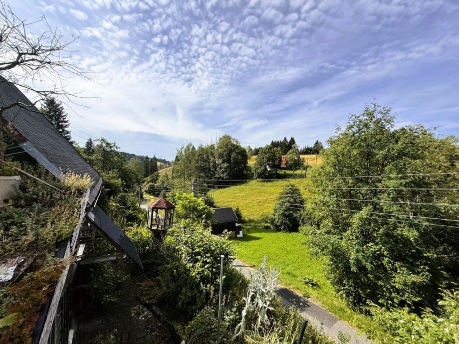 Landschaft mit H�gel und Himmel Mehrfamilienhaus Neuhaus am Rennweg OT Limbach