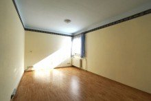 Leerer Raum mit Holzfu�boden gem�tliches Einfamilienhaus in idyllischer Lage mit gro�em Garten & Garagen zu verkaufen