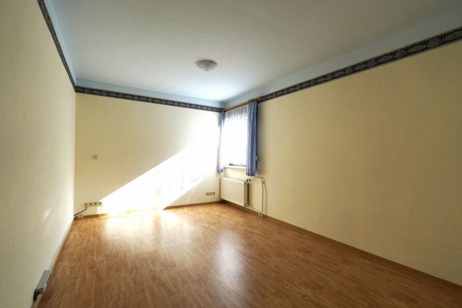 Leerer Raum mit Holzfu�boden Reihenendhaus Goldisthal