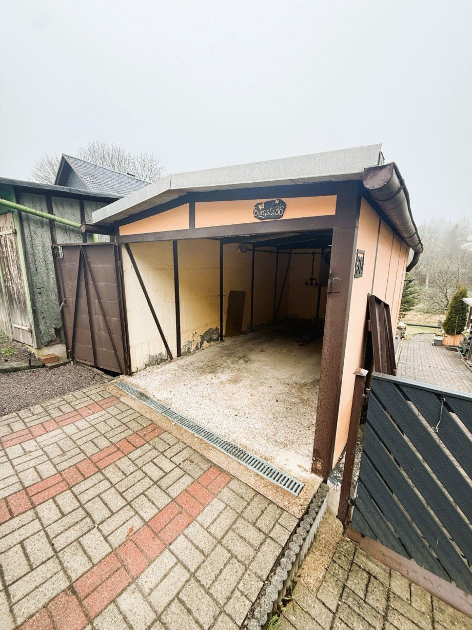 Offene Garage mit Tor Einfamilienhaus Gro�breitenbach