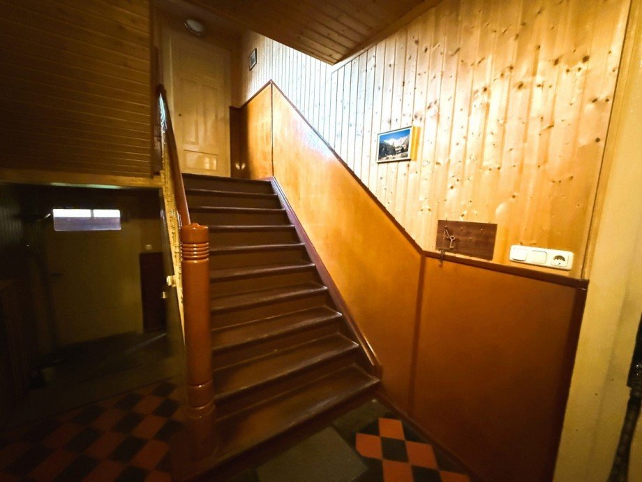 Holztreppe im Flur Mehrfamilienhaus Ilmenau