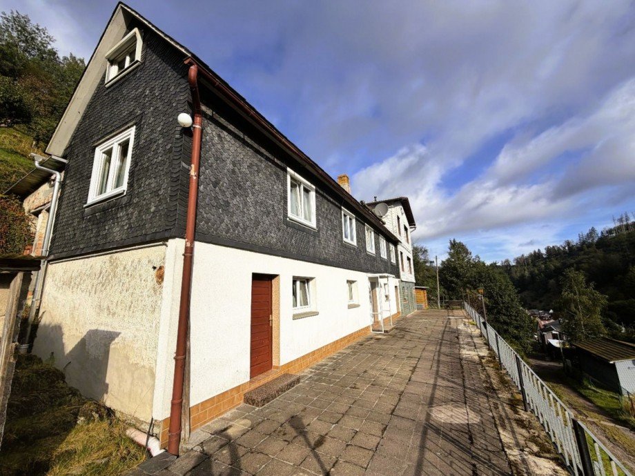 Haus mit Ziegeldach Mehrfamilienhaus Katzh�tte