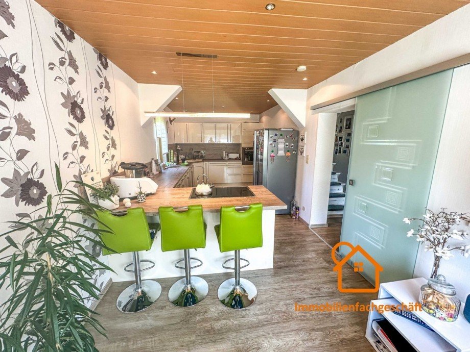 Moderne K�che mit Barhockern Einfamilienhaus Neuhaus am Rennweg
