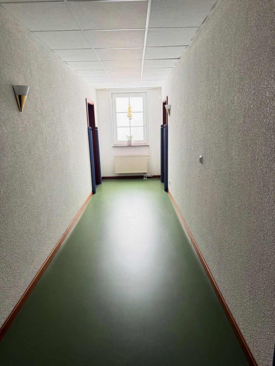 Langer Flur mit Fenster Gastronomie Neuhaus am Rennweg