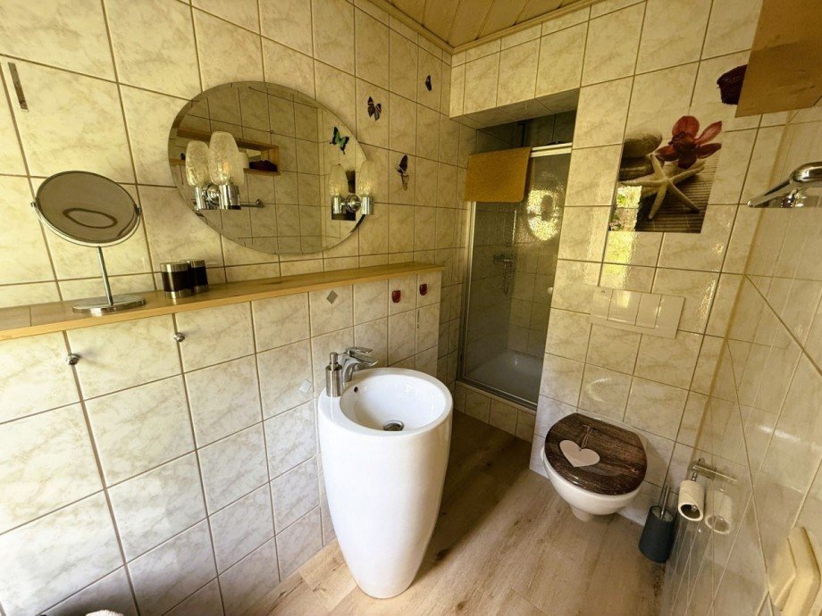 Modernes Badezimmer Mehrfamilienhaus Neuhaus am Rennweg OT Limbach