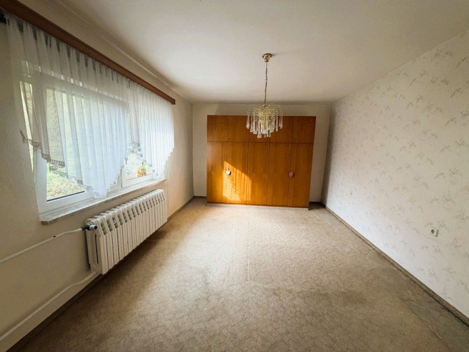 Leeres Zimmer mit Schrank Mehrfamilienhaus Katzh�tte