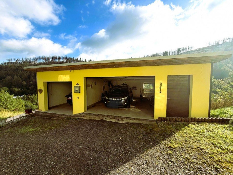 Gelbe Garage mit Autos Mehrfamilienhaus Katzh�tte