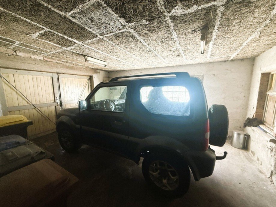 Auto in Garage Reihenendhaus Gro�breitenbach