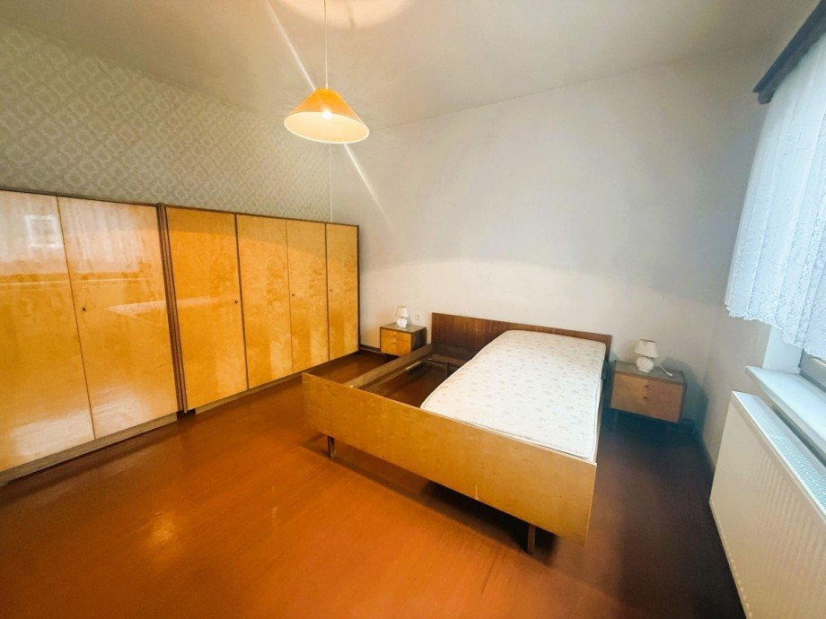 Schlafzimmer mit Holzm�beln Mehrfamilienhaus Gro�breitenbach